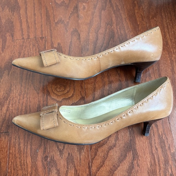Tahari Camel Munich Kitten Heels with Bow Detail, 8 - Picture 4 of 8